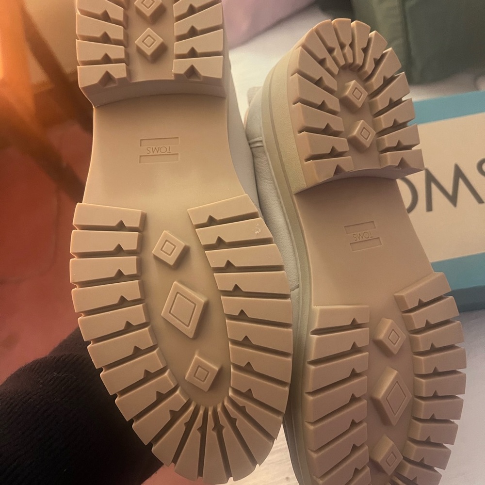 New in Box TOMS Women's Cara Beige Leather Loafers - Picture 4 of 5